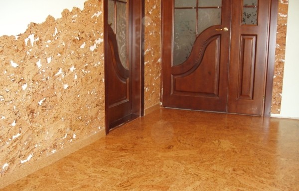 Of all the abundance of finishing materials, wallpaper is very popular.