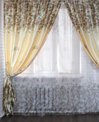 Such curtains are able to draw attention to themselves due to the brightness and beauty of the pattern.