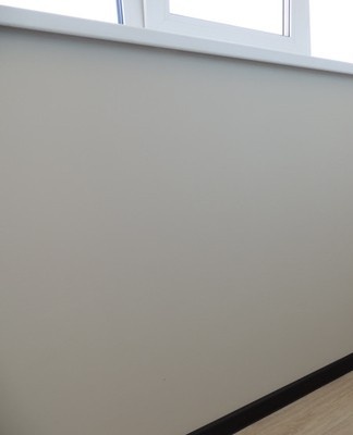 The classic white color complements all shades of use in the design of the apartment.