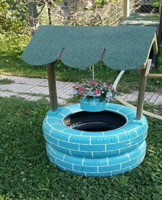 The most popular option for making a well yourself is old tires or tires.