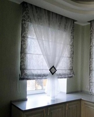 After lifting it, beautiful folds form on it.