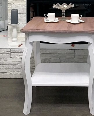 The coffee table helps to give the bedroom a special charm and comfort.