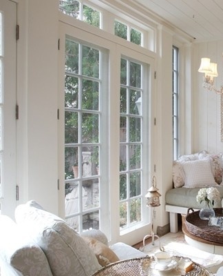 A distinctive feature of the shabby chic style is the white color with a pronounced aging effect.
