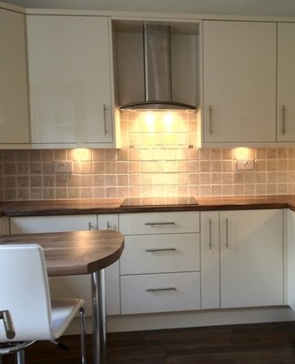 The hood is connected to the power supply using three wires.