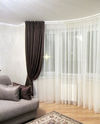 For a bedroom with south-facing windows, choose a dense fabric in brown tones or with a printed pattern to filter the sunlight.