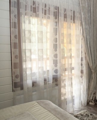 The windows on the north side are decorated with very transparent materials and light curtains, or they are not used at all.