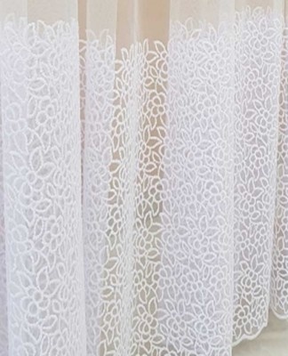 In combination with ordinary curtains or instead of them, it is permissible to use muslin.