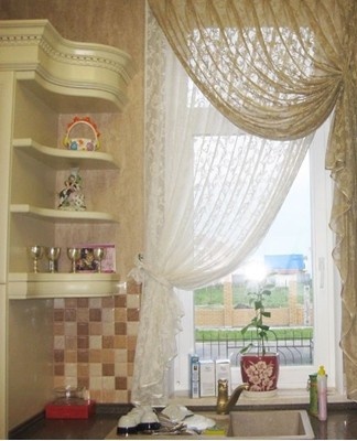 The curtains are chosen according to the shade of the tulle.