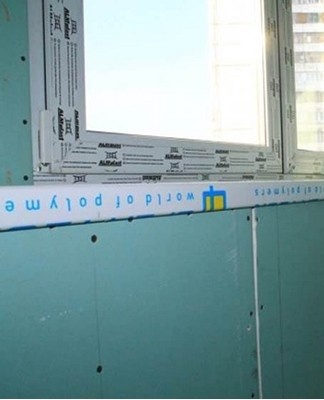 For drywall, water-based compositions diluted with color are well suited.