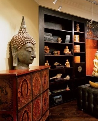 The Indian style is characterized by the presence of pompoms, fringes, crystals, beads, gold threads.