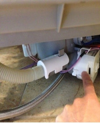 To prevent this from happening, a mesh filter is installed where the pipe is connected to the water supply network.