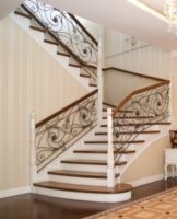 Features of the design of a hallway with a staircase in a private house, types and materials of manufacture
