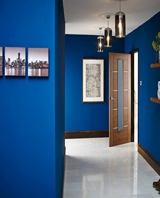 The deep blue color of the hallway decoration fills the room with freshness and creates a feeling of cleanliness.