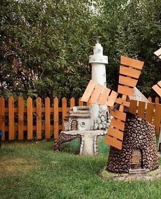 A decorative grinder is used to cover sewer manholes, electrical panels, pipes and other similar objects.