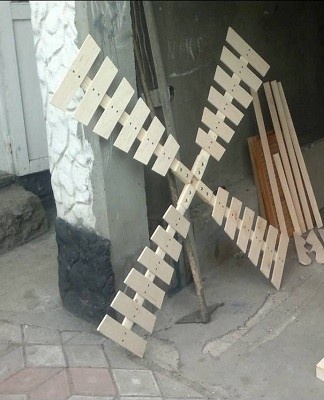 The pit is poured with a solution, the frame is placed and the foundation is left to dry completely.