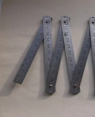 These devices help to calculate the required volume of materials and perform the procedure as accurately as possible.