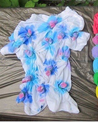 After the T-shirt is dry, the acrylic is attached to the fibers and is not washed off during washing.