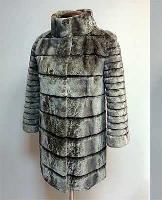 An old-fashioned short fur coat that has no damage or scuffs can be lengthened.