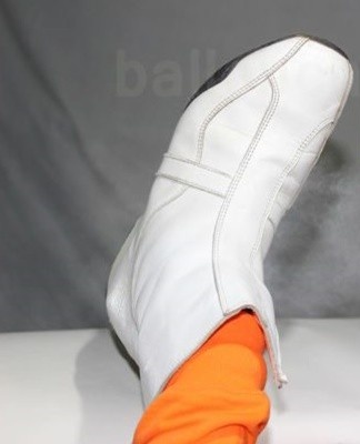 Spray for coloring is applied to shoes from a distance of 20-30 cm with an even and thin layer.