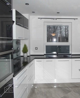 The white ceiling is the main option for small and medium-sized kitchens.