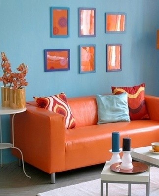 The interior, dominated by turquoise and orange, is distinguished by its bright and fresh colors.