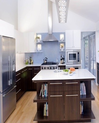 This arrangement of furniture is suitable if the kitchen has an area of ​​more than 20 square meters. Mr.