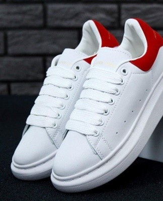 Before dyeing, leather shoes should be cleaned of dust and dirt.