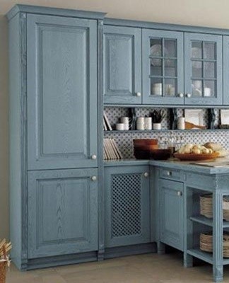 For high-tech kitchens, chrome loft decor elements are suitable.