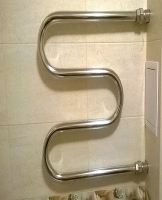 This connection option is used if there is no access to the centralized hot water supply.