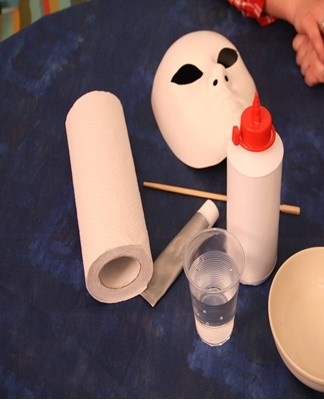 Depending on the chosen method, it is recommended to make a paste with napkins or tear them into small pieces.