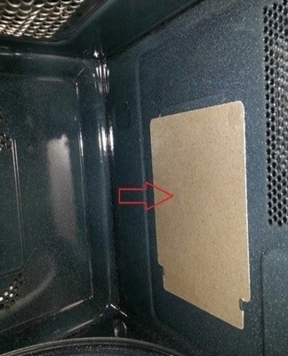 To avoid the formation of carbon deposits on the mica pad, it is necessary to quickly wash the chamber and the door of the microwave.