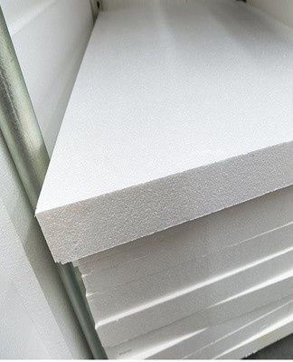 Before choosing a glue for crafts, you should carefully read the instructions.