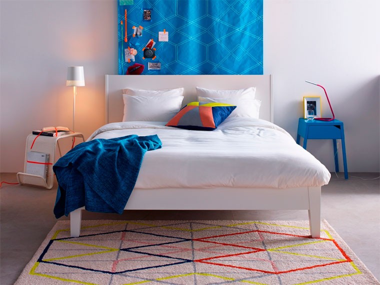 Do not be afraid of bright spots in the room of blue tones.