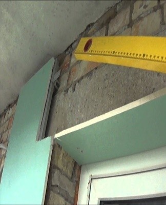 Plasterboards must be adjacent to the window