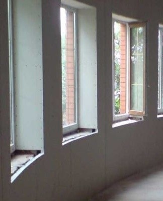 These plasterboards are supplemented with fiberglass threads, thanks to which flexible structures can be created.