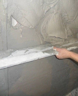 The main task of the preparatory work is to clean and level the walls, otherwise the material will fall badly