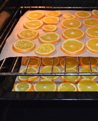 If the stove is not equipped with a convection system, the door should be left slightly ajar so that the humidity evaporates.