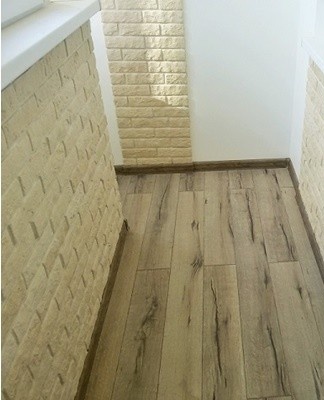 The material used for the production of porcelain stoneware is clay, which is pressed at high temperature.