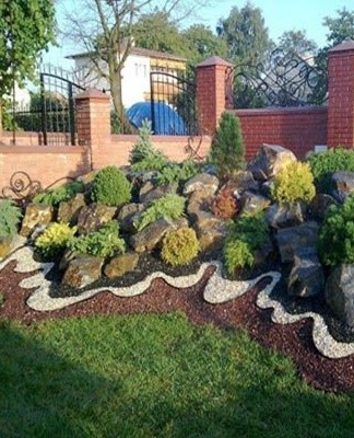 It is not necessary to combine only stones and plants in rock gardens.
