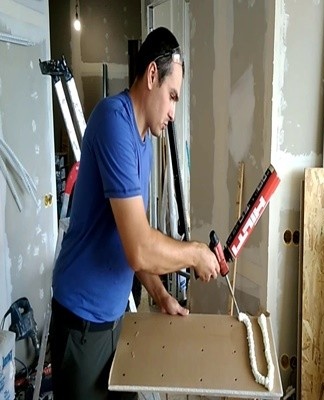 Gypsum putty is of two types: based on wood glue or chalk