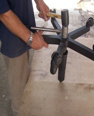 The procedure for repairing and replacing the gas lift depends on the type of office chair.