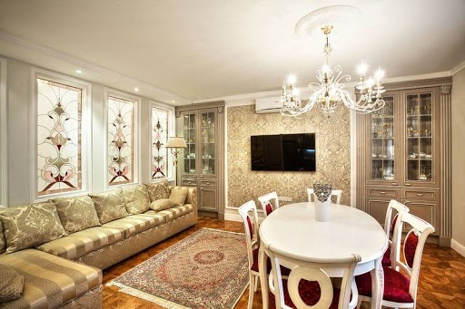 Do not be afraid of bright spots in the room of blue tones.