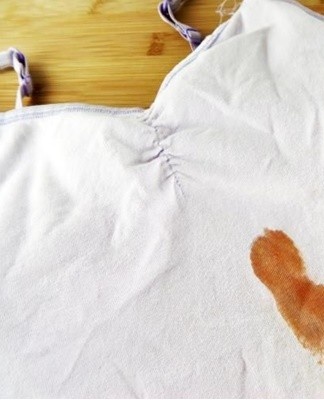 It is not recommended to use moisturizing shampoos to clean clothes stained with sunscreen.