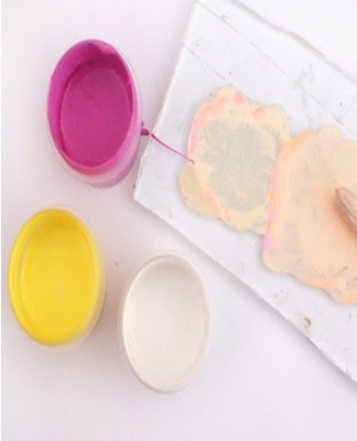 Alkyd paints are composed of alkyd resins and solvents.