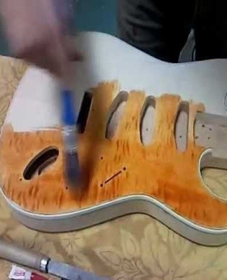 It is recommended to let the guitar dry in rooms where the movement of dust is excluded.