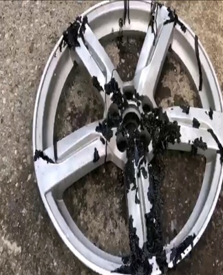 For aluminum surfaces, you can use other types of paint stripping - water and sandblasting, baking.