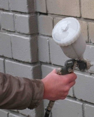 Before filling the device, the paint is thoroughly stirred, then filtered to remove large fractions.