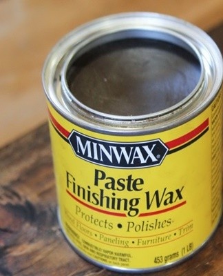 Due to its dense consistency, the liquid wax does not spread and forms an even surface layer.