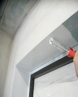 It is recommended to carefully prepare the surface of the slopes before painting.