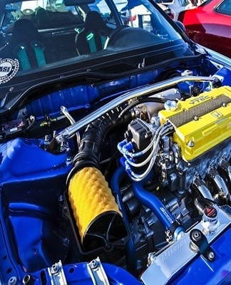 It is recommended to paint the engine parts only when they are dismantled.